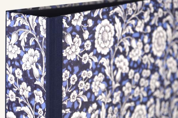Folder East Frisian style country house blue with white flowers
